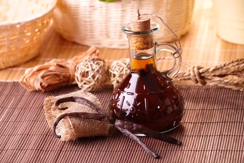 Tinh dầu vani: Tinh dầu vani tinh khiết có thể giúp giảm cơn đau nhờ có tính gây tê. Bạn có thể lấy một ít tinh dầu lên đầu ngón tay rồi chà nhẹ lên vùng răng đau.