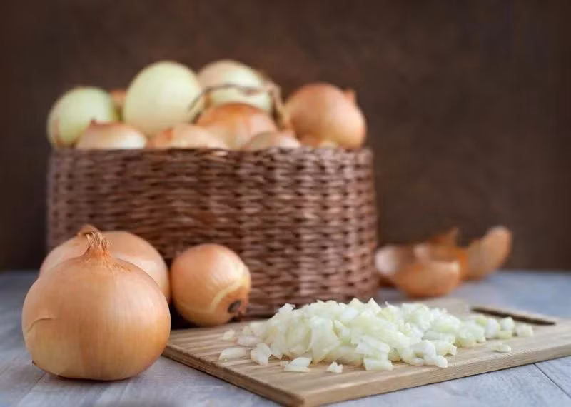 Hành: Hành chứa các thành phần sát trùng và kháng khuẩn, nhờ đó vừa giúp tạm thời làm dịu cơn đau, vừa tiêu diệt các vi khuẩn gây viêm nhiễm. Hãy nhai tỏi tươi hoặc áp một nhánh tỏi lên vùng răng đau.