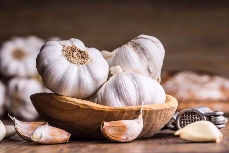 Tỏi: Tỏi chứa các thành phần kháng sinh giúp ngăn vi khuẩn phát triển và gây tổn thương răng miệng. Bạn chỉ cần nghiền một nhánh tỏi, thêm vào đó một chút muối rồi thoa lên vùng răng đau.