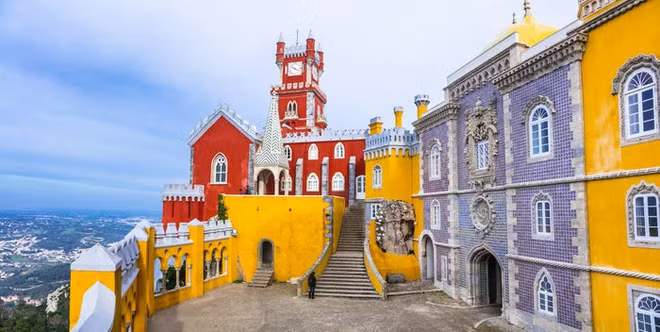 Một địa điểm không thể bỏ qua của toàn bộ công trình này là một nhà nguyện màu đỏ.