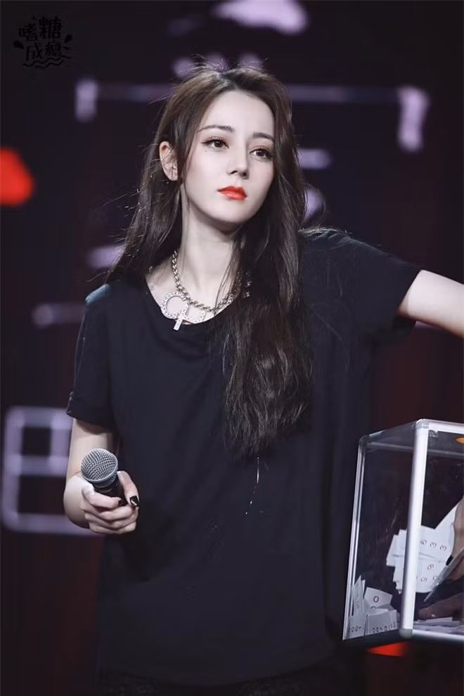 Hiện tại, cô là "mỹ nhân Tân Cương" đình đám nhất showbiz Hoa ngữ, luôn có mặt trong top những sao đẹp nhất Trung Quốc, châu Á và thậm chí cả thế giới.