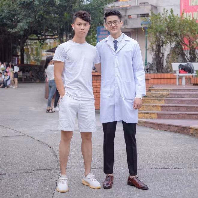 “Hồi nhỏ, mình gầy gò, hay ốm vặt nên gặp bác sĩ hoài. Lâu dần mình rất thích màu áo blouse in sâu trong tâm trí. Lớn thêm chút, mình có ước mơ chữa bệnh cho người nghèo, có hoàn cảnh khó khăn. Mình đang cố gắng hết sức để hiện thực hóa ước mơ của bản thân”, Quang Lâm chia sẻ về lý do chọn học ngành bác sĩ.