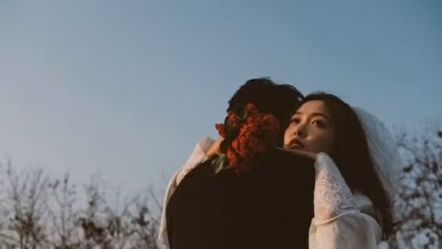 8 thang cuoi khong dung vao nguoi, ngay ra toa chong noi cau la