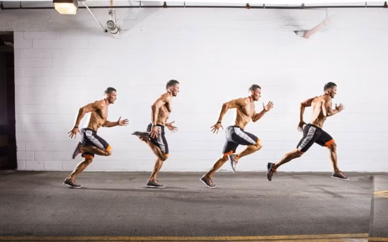 HIIT là một bài tập cường độ cao ngắt quãng, bạn sẽ phải bắt cơ thể hoạt động hết công suất (90- 100%) trong thời gian ngắn khoảng 30 giây cho mỗi bài sau đó nghỉ và lặp lại bài tập.