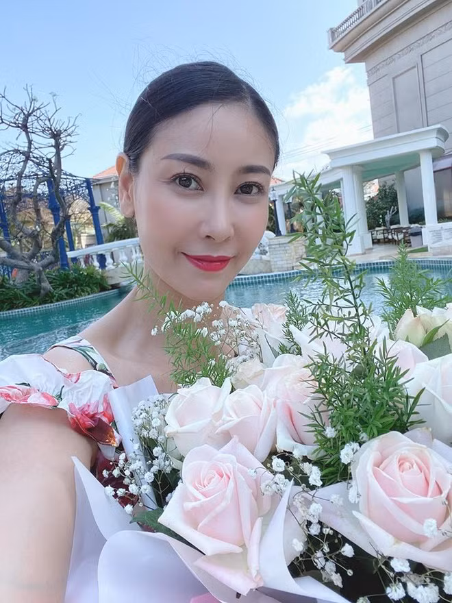 Nhiều người nhìn vào cuộc sống ở biệt thự, đi xe siêu sang của Hà Kiều Anh cho rằng cô nhờ chồng đại gia. Hoa hậu khẳng định: "Dù lấy chồng doanh nhân, tôi vẫn có sự nghiệp và công việc kinh doanh của riêng mình. Một người phụ nữ thế nào mới được doanh nhân chọn chứ không đơn giản là có nhan sắc".