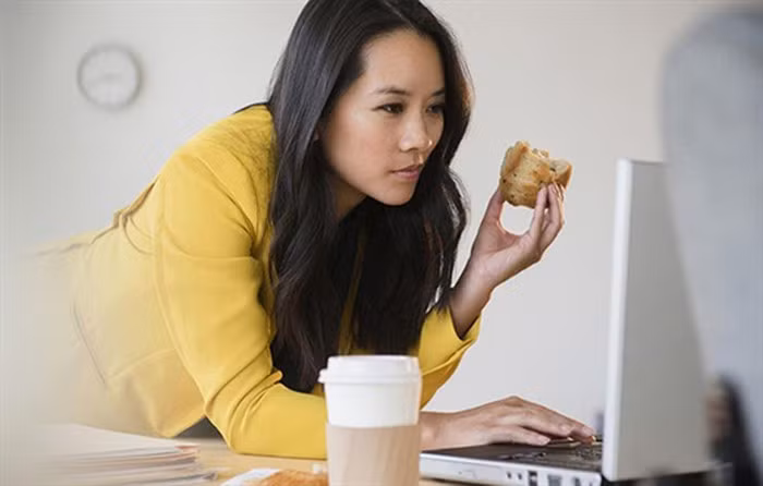 Eo tròn bánh mì: Trong nhân tướng học, phần eo được ví như tài khố, đại diện cho vận thế tài lộc của mỗi người. Theo đó, người có phần bụng dưới phình ra như cái gàu úp ngược là người có phúc thọ, “lưng không dày, bụng không ba ngấn thì không phải người sống thọ”. 