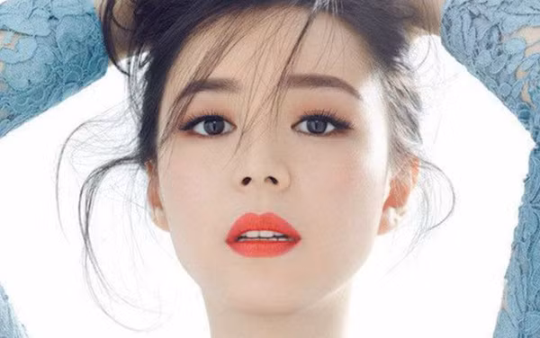 Cằm dày tròn trĩnh: Cô gái sở hữu chiếc cằm tròn đầy thường là những người dễ chịu, giao tiếp tốt, tâm tính thiện lương. Nếu khuôn cằm vốn dĩ đã đầy đặn, lại “may mắn” có thêm chiếc “cằm” phụ thứ hai (hai cằm) thì cô gái đó chính là thuộc mẫu phụ nữ vượng phu ích tử. 