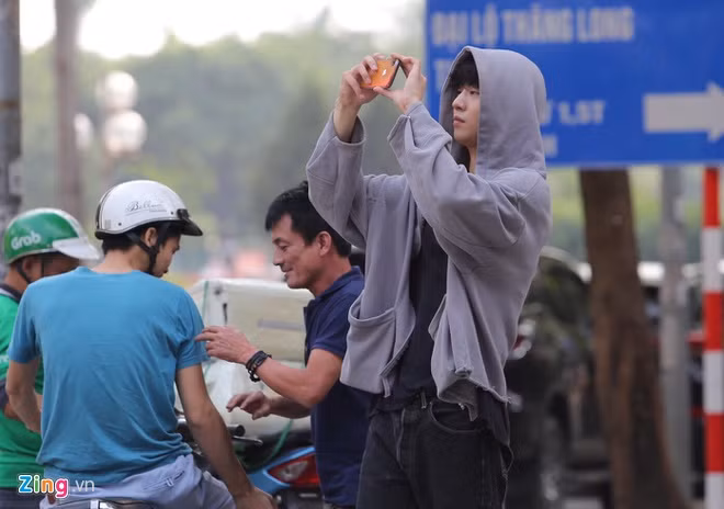 Ngay khi xuống sân bay và trở về khách sạn, Ahn Hyo Seop thay trang phục thoải mái. Anh dùng một chiếc iPhone XR chụp lại những cảnh đẹp trong chuyến công tác tại Hà Nội.