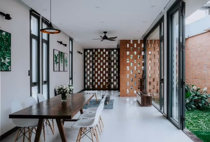 Các KTS của 90odesign đã sử dụng cửa kính rộng trong suốt nhìn ra khoảng sân vườn khiến không gian trông rộng rãi và không có khoảng cách. Bếp, phòng sinh hoạt chung cũng nhìn ra khoảng vườn xanh mướt. Đây cũng là không gian yêu thích của gia đình.