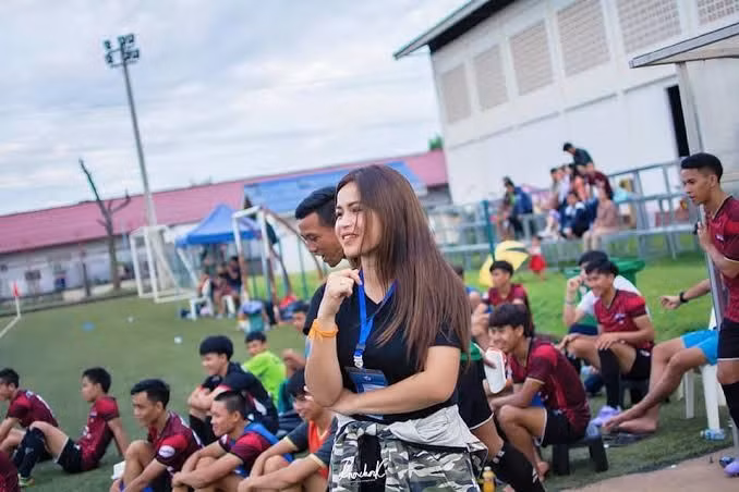 Nhan sac nhu sieu mau cua chu tich CLB Lao League-Hinh-2