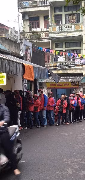 Nghe dat xe ra duong la co tien, thu nhap khung mua dich Covid-19