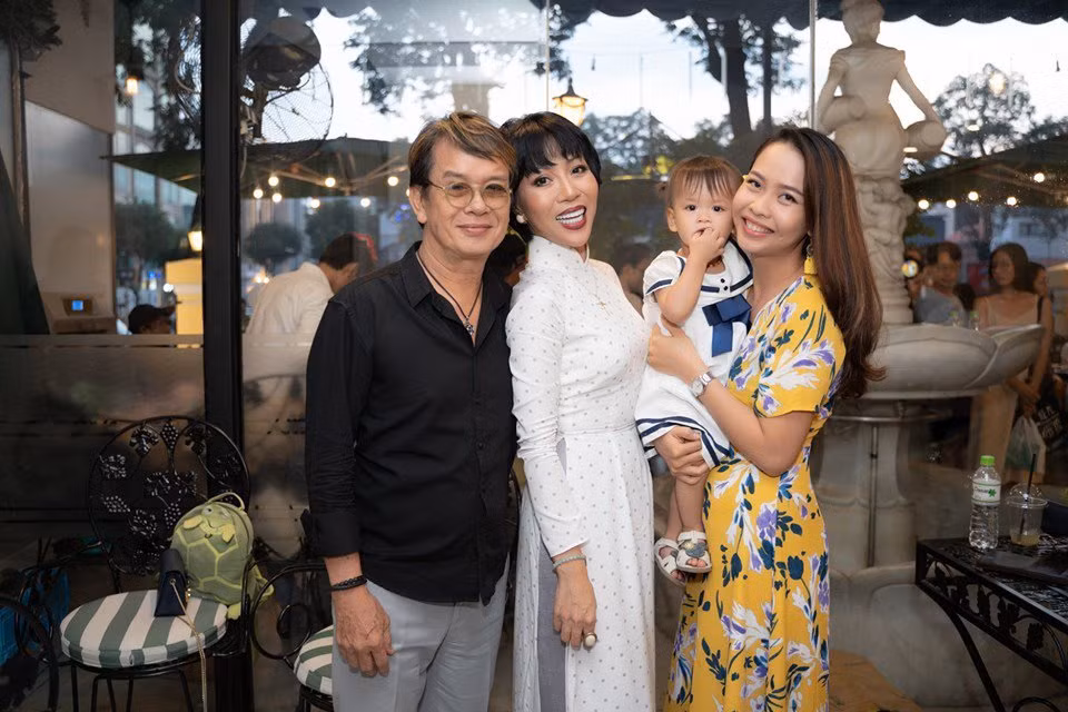 5 nghe si Viet cuoi vo tre hon may chuc tuoi-Hinh-3