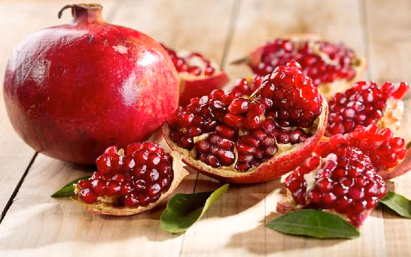 Quả lựu rất giàu vitamin A, C và E cũng như các chất chống oxy hóa giúp giảm căng thẳng và giảm nếp nhăn làm da sáng mịn và căng mọng rõ rệt.