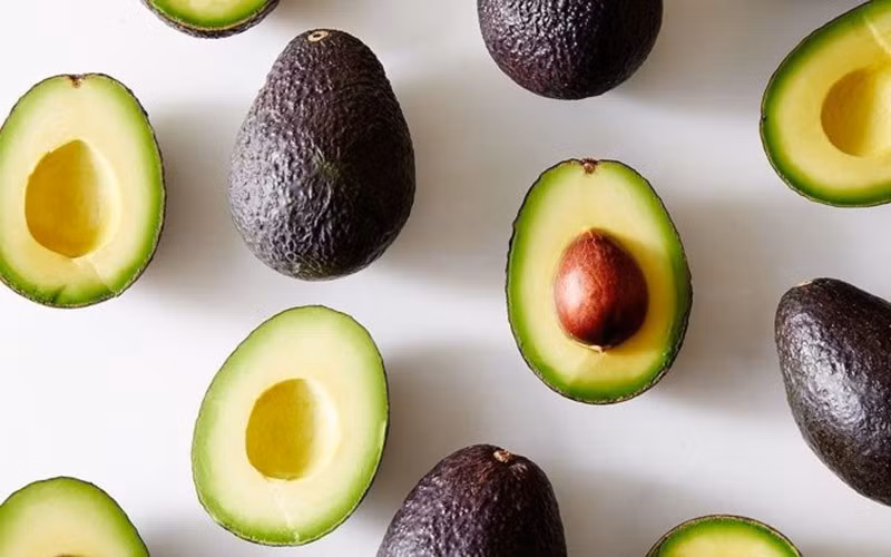 Quả bơ chứa chất béo không bão hòa đơn lành mạnh cùng lượng vitamin E dồi dào, giúp bảo vệ da và ngăn ngừa tình trạng da mất độ ẩm.