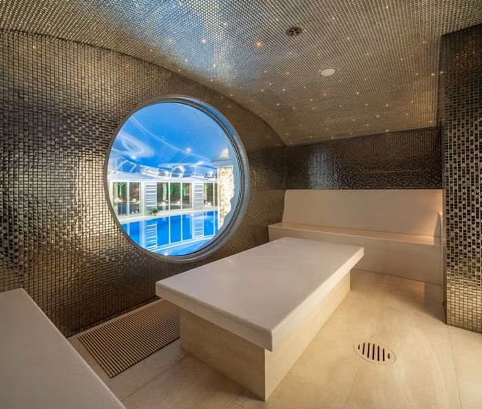 Từ phòng spa có thể ngắm cảnh đẹp ngoài hồ bơi. (Ảnh: MyLondon)