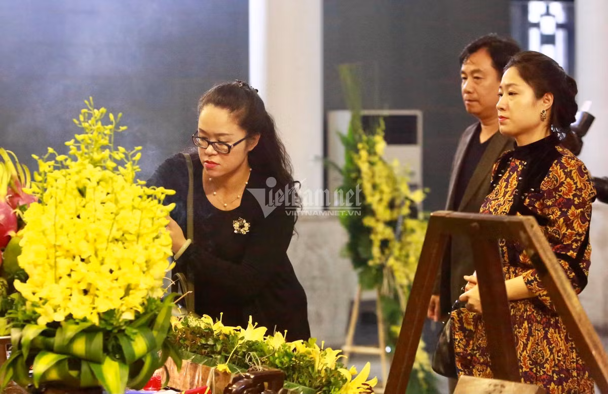 Hai ca sĩ Minh Ánh và Lan Anh vào viếng.