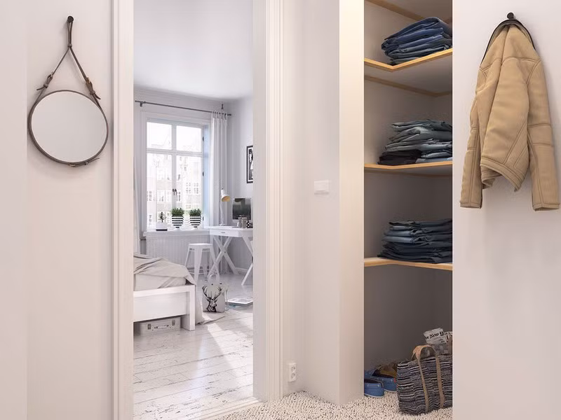 Tủ quần áo âm tường đặt gọn gàng phía trong phòng ngủ.