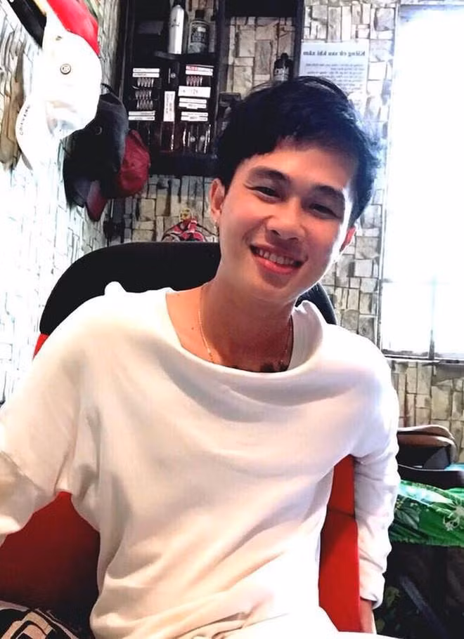Thời điểm ca khúc Hồng nhan bắt đầu "làm mưa làm gió" trên bảng xếp hạng nhạc Việt, Jack trông đầy đặn và tươi tắn hơn hiện tại. Trước khi nổi tiếng, nam ca sĩ từng là thầy giáo dạy nhạc tại một trường tiểu học.