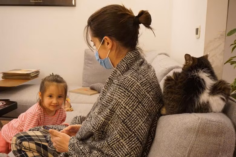 Cecilia Bartalena ngồi trên sô-pha để nhìn con gái 4 tuổi sau một ngày làm việc dài. Nữ bác sĩ cho biết, nỗi sợ theo chân cô từ bệnh viện trở về căn hộ nhỏ. "Nếu con gái ôm tôi, tôi sẽ giải thích rằng con có thể bị virus tấn công. Khi nghe ông xã ho, tôi cũng nghĩ đó là lỗi của mình. Vì thế, tôi luôn phải cố động viên tinh thần bản thân".