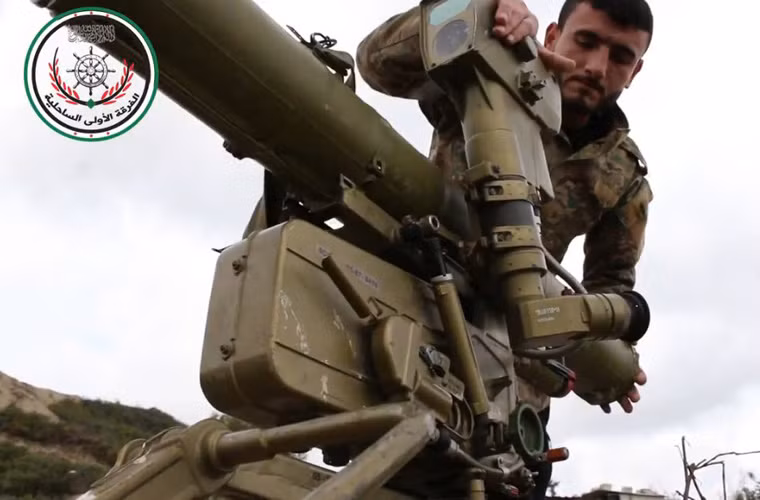 Mạng SyriaL đăng tải một vài bức ảnh về tổ hợp tên lửa chống tăng (ATGM) vốn thuộc trang bị các binh sĩ Quân đội Syria tự do (FSA) nằm ở tỉnh Latakia. Loại tên lửa chống tăng này có hình dáng giống với mẫu 9K111 Fagot do Liên Xô sản xuất. Nguồn ảnh: SyriaL