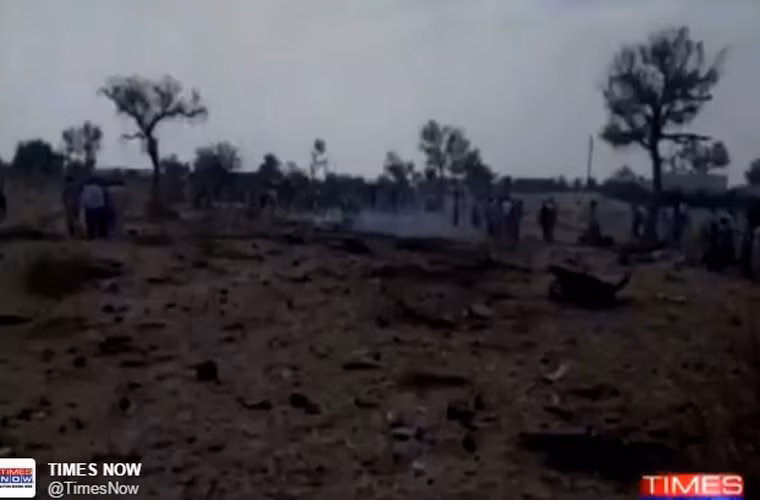 Chiếc Su-30MKI dường như còn chứa lượng lớn nhiên liệu nên khi đâm xuống đất gây nổ, cháy dữ dội. Có đến hàng nghìn mảnh vỡ trải rộng khắp một vùng. Nguồn ảnh: The Time