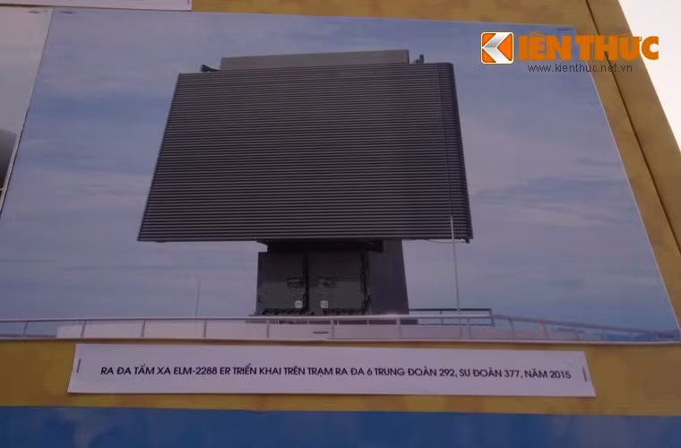 Ngoài việc mua các mẫu radar hiện đại của Nga, Ukraine, Đảng và Nhà nước còn đầu tư thêm các nguồn mua sắm ở Israel và một số quốc gia khác tại châu Âu. Điển hình là hệ thống radar báo động sớm EL/M-2288ER – phiên bản xuất khẩu của mẫu EL/M-2288 AD STAR do ELTA System Israel sản xuất. Trong ảnh, anten của EL/M-2288ER trực chiến ở đơn vị thuộc sư đoàn 377 chịu trách bảo vệ Trường Sa và vùng trời miền Đông Nam bộ. Nguồn ảnh: Kênh QPVN