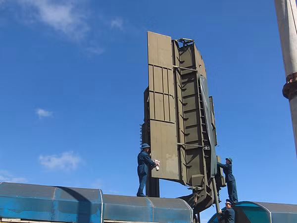Một trong những hệ thống radar đặc biệt hiện đại mà Đảng, Nhà nước đầu tư mua sắm cho quân đội ta là hệ thống radar cảnh giới, giám sát không phận 36D6M do Ukraine sản xuất. Nó được thiết kế để sử dụng như một phần của hệ thống phòng không tích hợp (có thể cung cấp tham số cho tên lửa S-300). Đài làm nhiệm vụ phát hiện các mục tiêu có diện tích phản hồi radar (RCS) nhỏ bay ở độ cao thấp và rất thấp trong môi trường nhiễu chủ động và nhiễu bị động mạnh. Nguồn ảnh: Báo Phòng không – Không quân