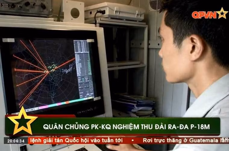 Các cải tiến của đài radar P-18M so với P-18 cũ gồm: Hệ thống thu-phát của đài radar P-18M đều được số hóa; P-18M có thể hoạt động ở nhiều tấn số khác nhau với thời gian chuyển tần số nhanh và rất linh hoạt; hệ thống hiển thị tinh thể lỏng LCD; đài P-18M còn được trang bị thêm 4 anten chế áp nhiễu ECCM; các thiết bị đo, quét được tích hợp bên trong đài P-18M có thể hoạt động ở cả hai chế độ chủ động và thụ động; cải thiện hiệu suất hoạt động của hệ thống; loại bỏ các trang bị quá lỗi thời; tích hợp hệ thống nhận diện địch-ta (IFF); tăng cường độ tin cậy và tuổi thọ cũng như các phụ tùng thay thế, giảm chi phí vận hành. Nguồn ảnh: Kênh QPVN