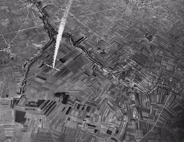 Chiếc B-24 đang húc nhanh xuống mặt đất nước Đức năm 1944. Nguồn ảnh: WHO