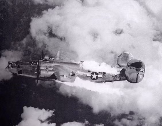Đuôi máy bay ném bom B-24 đang bốc cháy trên không phận Vienna, Áo. Phi hành đoàn không ai sống sót. Nguồn ảnh: WHO