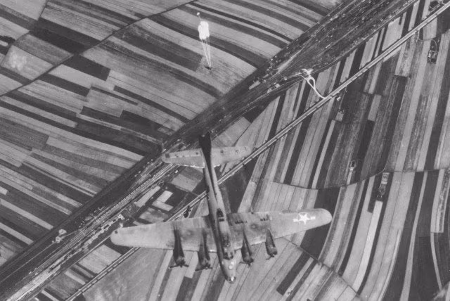 Ít nhất 2 chiếc dù đã thoát được ra ngoài khi chiếc B-17F của họ bị bắn rơi ở Áo, ngày 10/5/1944. Theo các tài liệu, 8/10 thành viên sống sót và trở thành tù binh chiến tranh, 2 người khác thiệt mạng. Nguồn ảnh: WHO