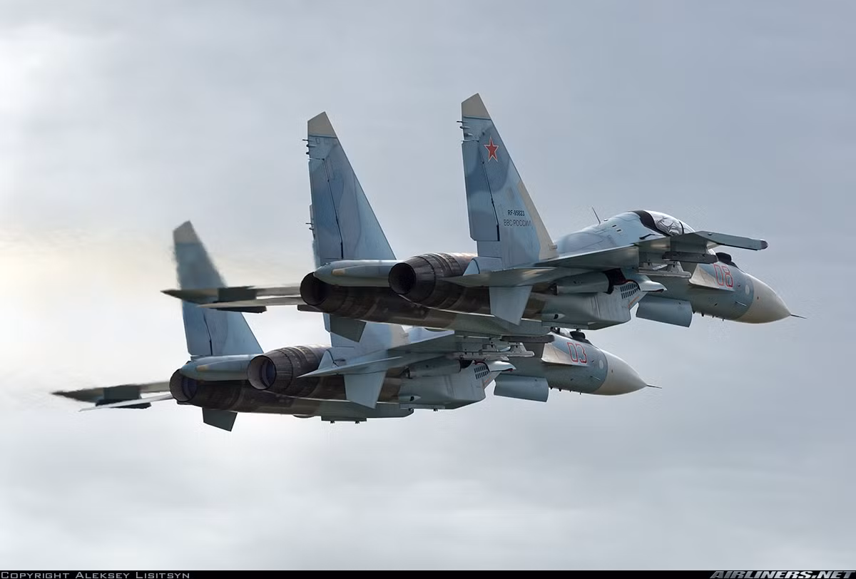 Su-30SM được trang bị radar mạng pha bị động (PESA) Bars-S có tầm trinh sát cực đại đến 400km, theo dõi mục tiêu ở cự ly 200km bán cầu trước hoặc 60km ở bán cầu sau trong chế độ không đối không. Trong chế độ không đối đất, nó có thể phát hiện nhóm thiết giáp cách 40-50km, với mục tiêu tàu khu trục trên biển cách 80-120km. Nguồn ảnh: Airlines.net