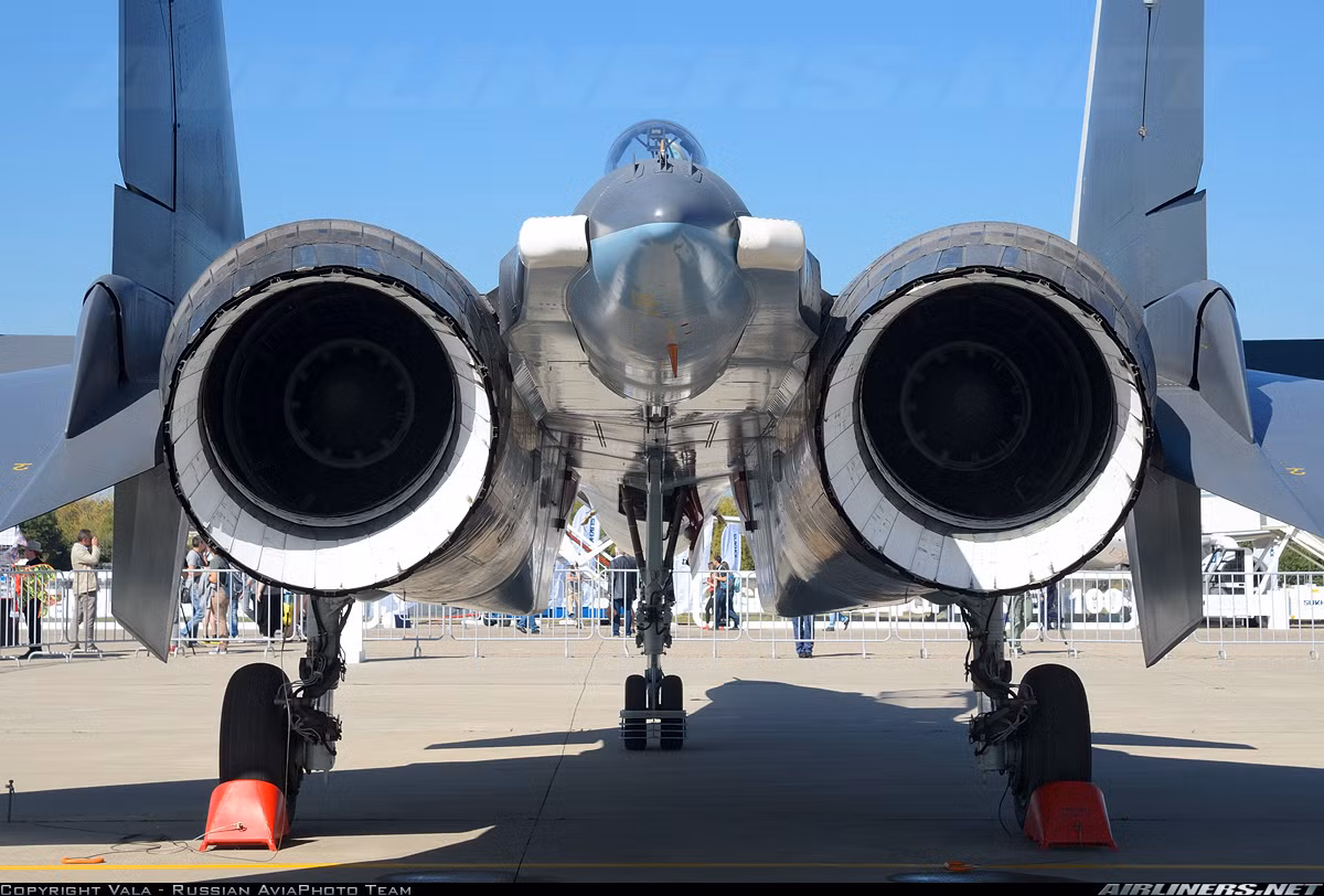 Tiêm kích Su-30SM được trang bị cặp động cơ turbofan AL-31FP tích hợp khả năng kiểm soát véc tơ lực đẩy giúp tăng đáng kể tính cơ động. Vòi phun động cơ có thể điều chỉnh ± 16° theo chiều dọc và ± 15 theo hai hướng. Nguồn ảnh: Airlines.net