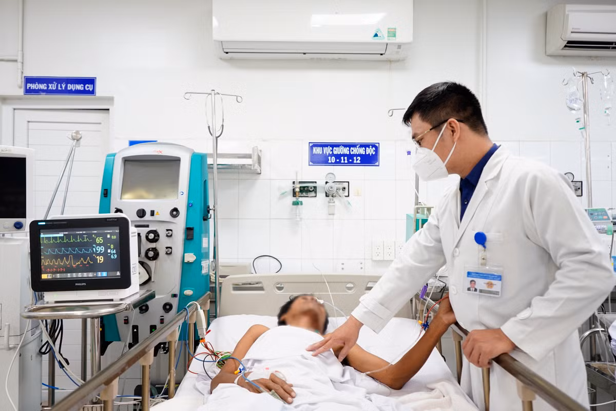 Uống nhầm cồn, người đàn ông hôn mê vì ngộ độc methanol Uong nham con, nguoi dan ong hon me vi ngo doc methanol