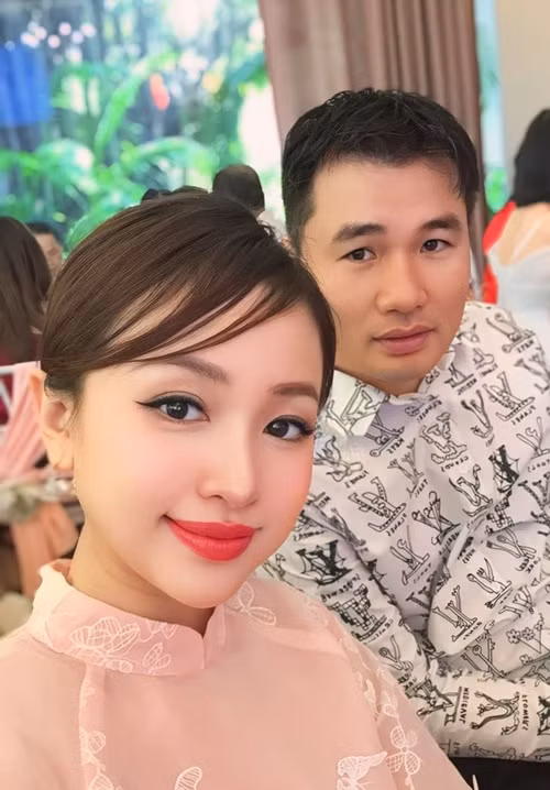Sau 1 lần đò, có một cậu con trai, Vân Hugo tái hôn với doanh nhân Đặng Hùng Cường. Trong chương trình Gõ cửa thăm nhà tháng 1/2023, Vân Hugo cho biết, cô bất ngờ khi chỉ mất 10 ngày đã mở lòng yêu doanh nhân Đặng Hùng Cường trong khi những người đàn ông trước đến, cô rất khó tính, đắn đo nhiều. Cặp đôi về chung một nhà năm 2020. 2 năm sau, Vân Hugo sinh con gái. Ảnh: FB Vân Hugo.