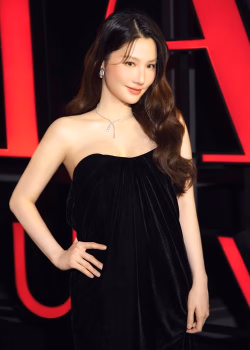 Trước khi lấy chồng, Diễm My có sự nghiệp thành công. Nữ diễn viên hoạt động trong showbiz Việt từ khi còn nhỏ. Năm 2015, trong cuộc phỏng vấn với Znews, người đẹp cho biết, cát-sê của cô đã bỏ xa điểm khởi đầu. Có những phim Diễm My nhận được thù lao tăng gấp 10 lần, 20 lần.