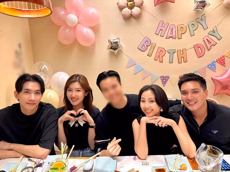 Mới đây, Thúy Ngân đón sinh nhật cùng Võ Cảnh, vợ chồng Liêu Hà Trinh, vợ chồng Lê Thúy, Trương Quỳnh Anh. Ảnh: FB Thúy Ngân.