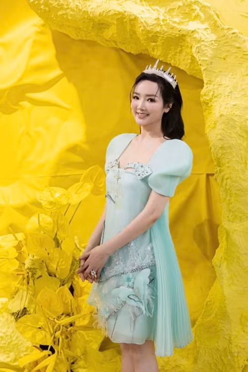 Diện các mẫu váy tông màu rực rỡ, thướt tha, Giáng My trẻ đẹp như thiếu nữ đôi mươi. Ảnh: FB Giáng My.