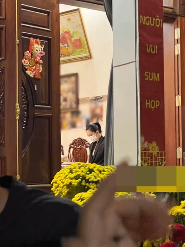 Ngọc Trinh chia sẻ về việc đi chùa: "Đi tìm cái an ngay trong cái bất an. Thời điểm này Trinh đã đi các chùa tạ lễ rất nhiều vì khi bước chân vào chùa tự nhiên Trinh có cảm giác lòng mình được an yên, nhẹ tênh đến kỳ lạ". Ngoài đi chùa, Ngọc Trinh còn ăn chay vào ngày rằm và mùng 1 mỗi tháng. Ảnh: Arttimes.