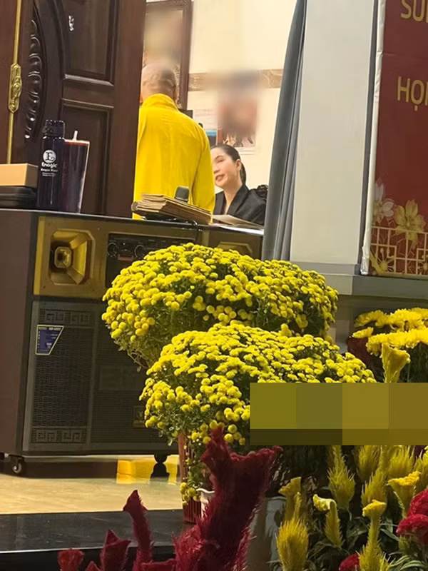 Ngọc Trinh theo đạo Thiên Chúa. Vì vậy, khi cư dân mạng đang truyền tay nhau hình ảnh Ngọc Trinh tại một ngôi chùa, nhiều người bất ngờ. Ngọc Trinh khẳng định cô vẫn theo đạo Thiên Chúa. Ảnh: Arttimes.