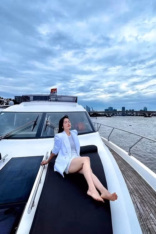 Nhiều khán giả cho rằng nữ ca sĩ là "phú bà" của showbiz Việt. Ảnh: FB Nhật Kim Anh.