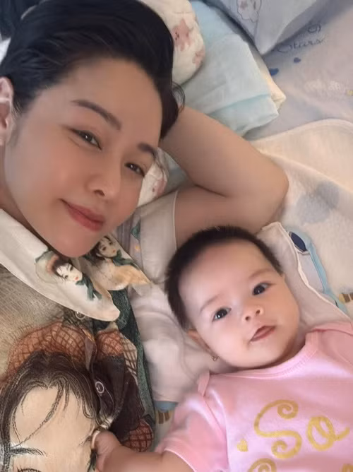 Mới đây, theo Znews, Nhật Kim Anh nhập viện cấp cứu do sốt siêu vi, tắc sữa và kiệt sức. Ảnh: FB Nhật Kim Anh.