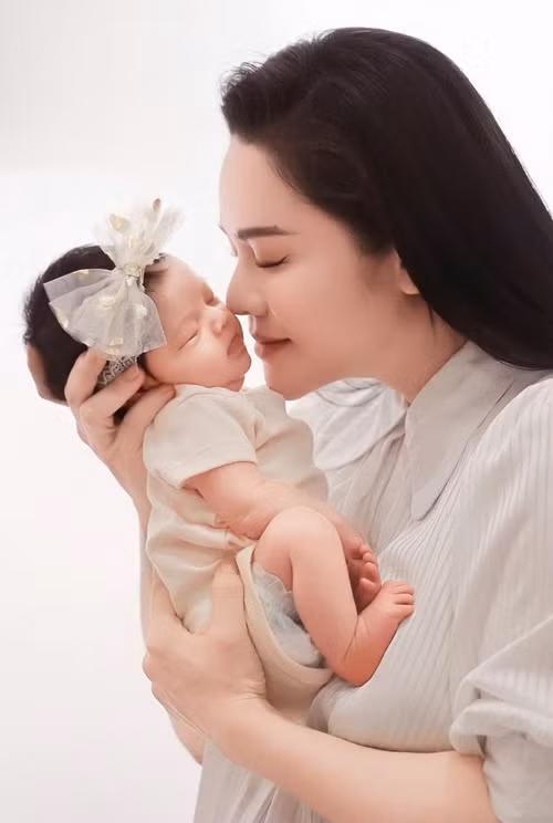 Nhật Kim Anh bí mật mang bầu lần 2. Hiện tại, con gái của nữ diễn viên được 4 tháng tuổi. Ảnh: FB Nhật Kim Anh.