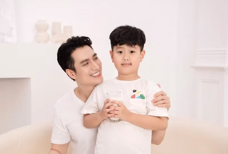 Việt Anh cho biết, anh và con trai có điểm chung là hay cáu kỉnh khi bị đói và chỉ cần được ăn ngon là lại vui vẻ ngay lập tức. Ảnh: FB Việt Anh.