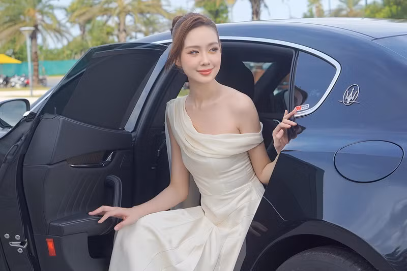 Bảo Ngọc được đưa đón bằng xe hơi sang trọng.