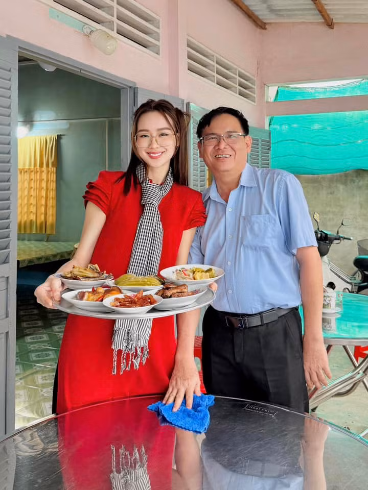 Bảo Ngọc được bố mẹ ủng hộ hoạt động trong showbiz. Trong cuộc phỏng vấn với Vietnamnet, Bảo Ngọc cho biết, cô và bố khá thân. "Mỗi lần về Cần Thơ, hai cha con lại đi ăn với nhau. Đó là hoạt động đơn giản nhưng yêu thích của cả hai", nàng hậu tâm sự.