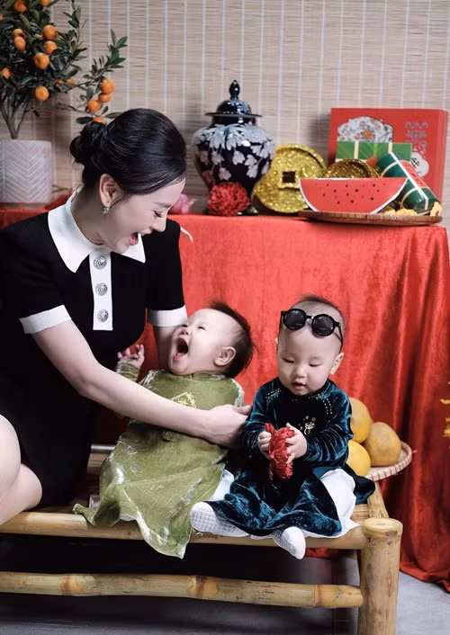 Vào Tết Nguyên đán 2025, diễn viên Phương Oanh từng cho Jenny và Jimmy diện áo dài.