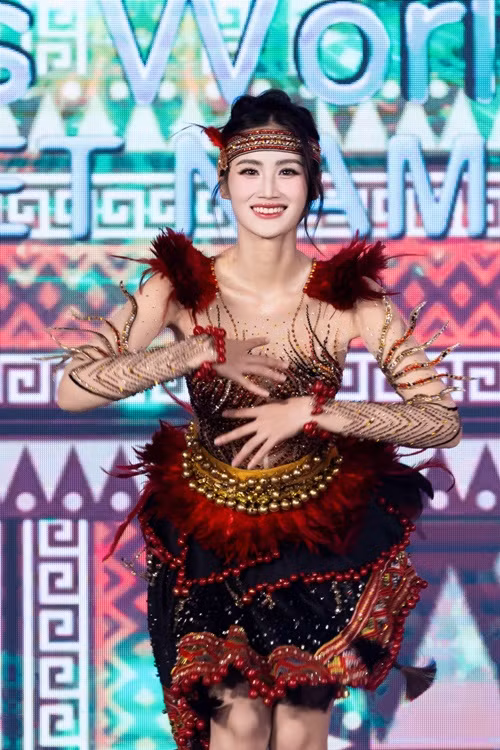 Biên đạo Khoa Nguyễn chia sẻ trên Tiền Phong, Ý Nhi nỗ lực, thử sức các động tác khó như nhào lộn. Ảnh: Harper's Bazaar Vietnam.