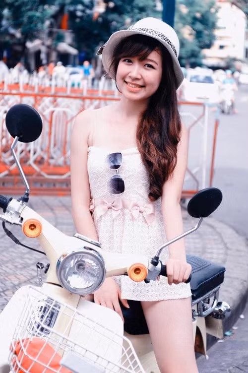  Diễn viên Kim Oanh sinh năm 1993, làm người mẫu trước khi đóng các phim truyền hình: Thương ngày nắng về, Những cô gái trong thành phố, Mê cung, Những nhân viên gương mẫu, Tình khúc Bạch Dương, Lửa ấm, Dưới bóng cây hạnh phúc.