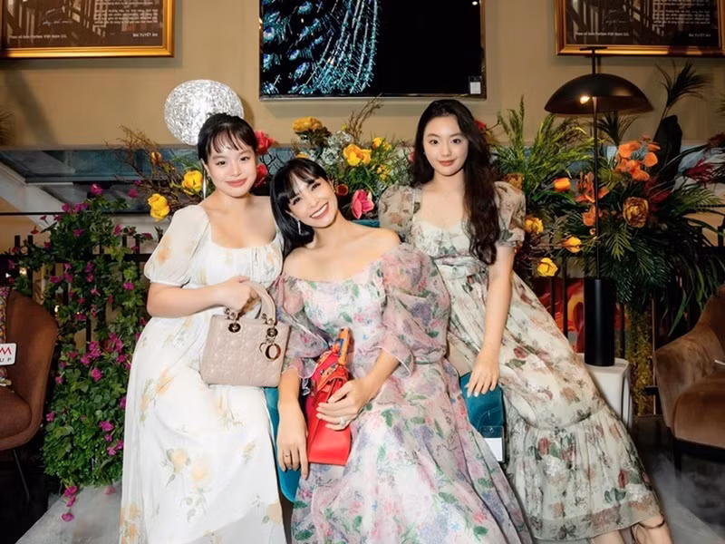 Suti cùng chị gái thường xuyên tham gia các sự kiện cùng bố mẹ.